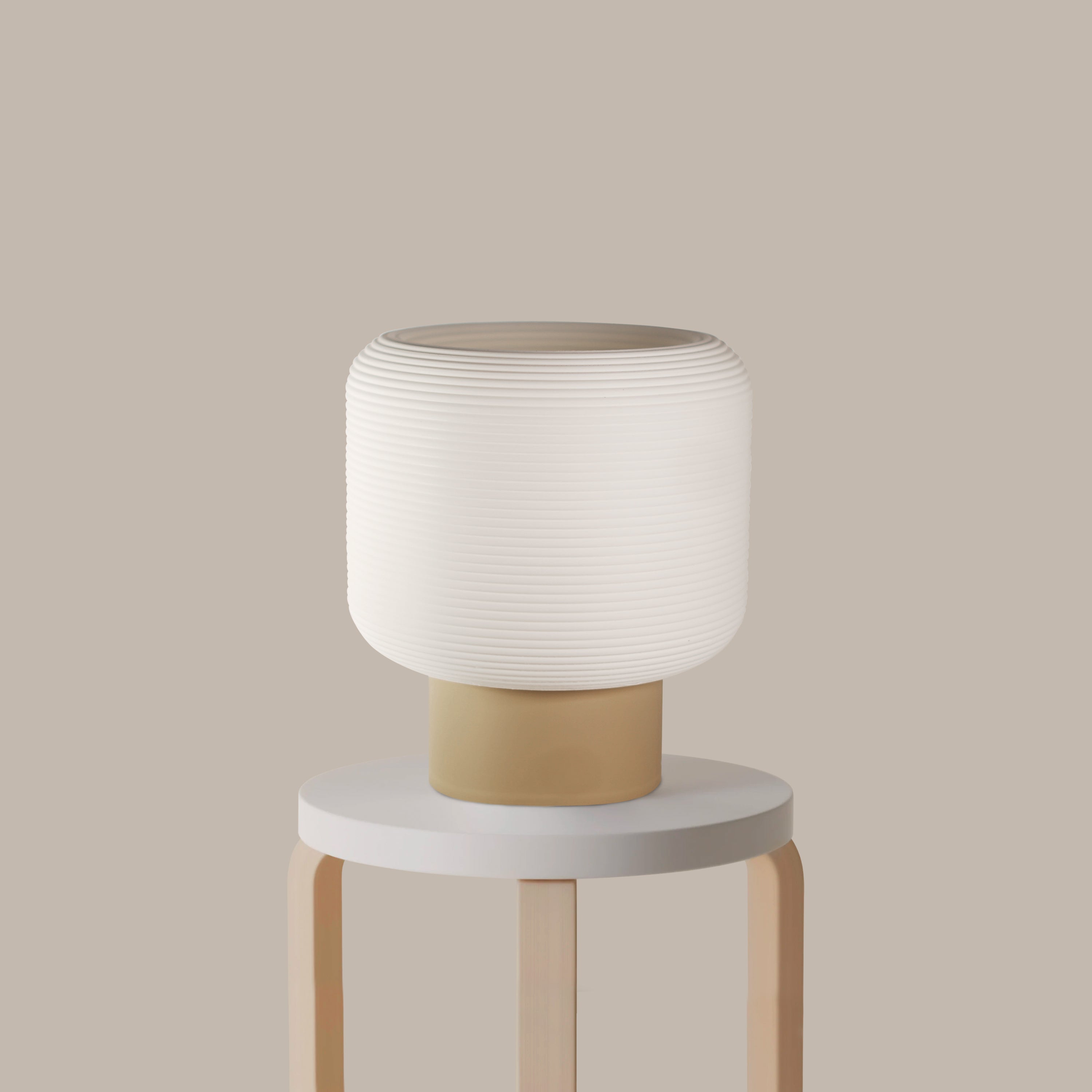 Modern Ribbed Table Lamp – Dimmable LED, Sculptural Design, Eco-Friendly